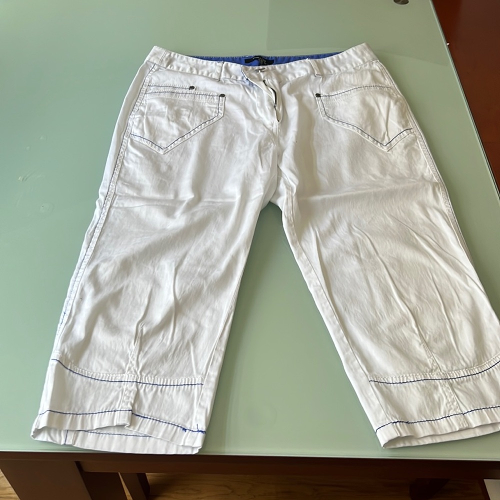 Capris white with blue stitching